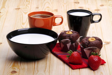 Latte,caffè,muffins al cioccolato e fragole