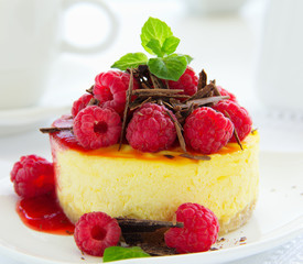 Cheesecake with raspberries and chocolate.