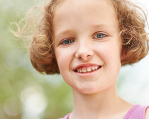 Lächelndes Mädchen im Sommer