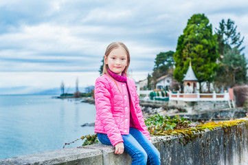 Naklejka premium Outdoor portrait of a beautiful little girl