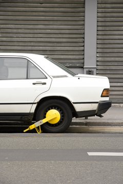 voiture mal stationn&eacute;e, mise &agrave; la fourri&egrave;re prochaine