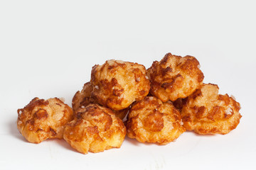 Chouquettes sur fond blanc