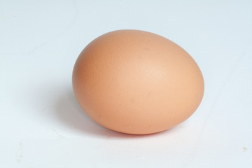 Oeuf sur fond blanc