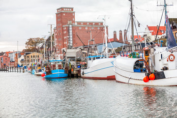 fischerboot angedockt am kai im hafen mit kontainern