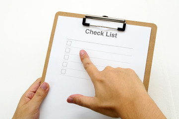 チェックリストと男性の手