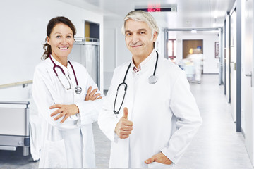 Arztin und Arzt Flur Krankenhaus