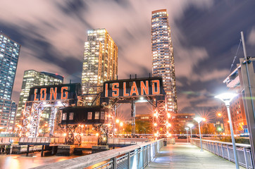 Obraz premium Molo na Long Island w pobliżu Gantry Plaza State Park - dzielnica Qu