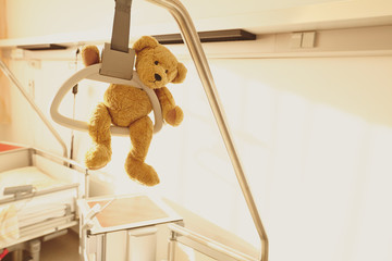 Krankenhaus Bett Galgen Teddybär
