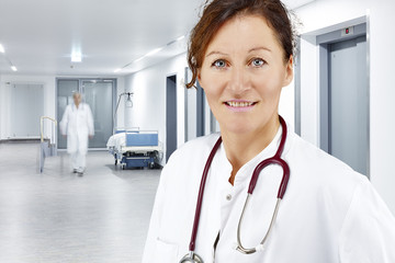 Ärztin und Arzt Flur Krankenhaus