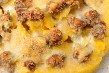 Polenta pasticciata con salsiccia e formaggio fuso