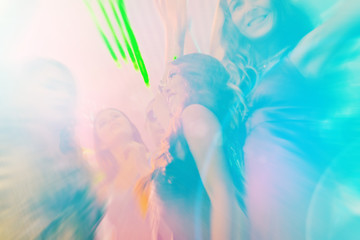 Leute bei Party in Disco Club tanzen