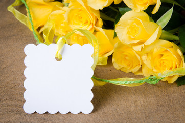 gelbe Rosen mit Schild