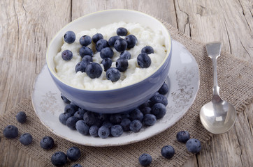 Fototapeta na wymiar rice pudding and blueberries in a bowl