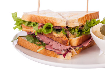 Leckeres sandwich clubsandwich mit bacon schinken käse