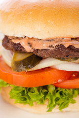 Leckerer Hamburger cheeseburger mit Speck ei und salat