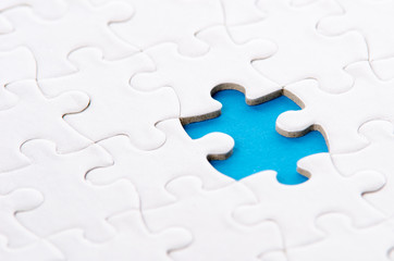 Puzzle blau unterlegt