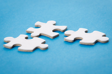 3 Puzzleteile auf blauem Untergrund