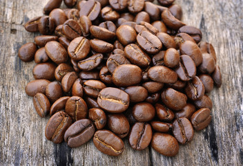 Naklejka premium Coffee on grunge wooden background
