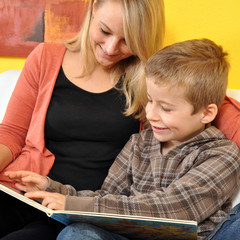 Mutter und Kind lesen Buch
