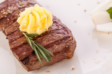 Saftig gegrillte Rinderfilet Steak mit hausgemachter Kräuterbut