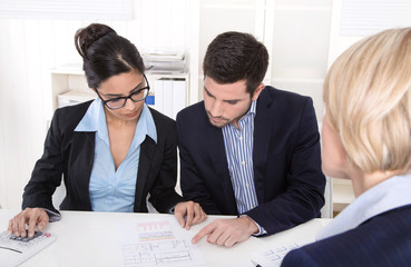 Business Team in einem Meeting: Männer und Frauen