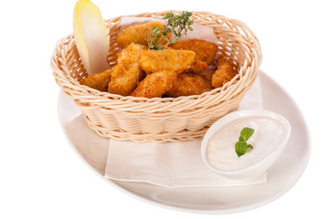 Frische hähnchenschlegel und nuggets golden frittiert in einem