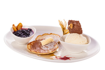 Leckere süße Pfannkuchen als Desser mit Vanilleeis und Marmela