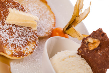 Leckere süße Pfannkuchen als Desser mit Vanilleeis und Marmela