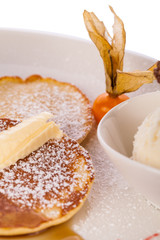 Leckere süße Pfannkuchen als Desser mit Vanilleeis und Marmela