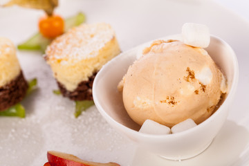 Brownie schokoladenbrownie mit Eiscreme und Pflaumen angerichtet