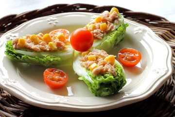 Ensalada de cogollos con atún, maíz y tomatitos