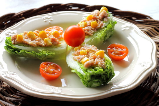 Ensalada de cogollos con at&uacute;n, ma&iacute;z y tomatitos