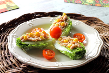 Cogollos de lechuga con atún, maíz y tomatitos