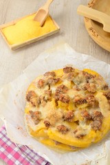 Polenta pasticciata con salsiccia e formaggio fuso