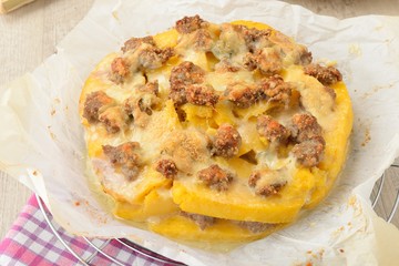 Polenta pasticciata con salsiccia e formaggio fuso