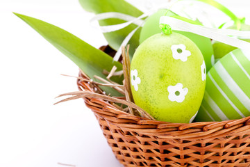 Shöne osterliche rote Tulpen mit grünen Ostereiern in einem Os