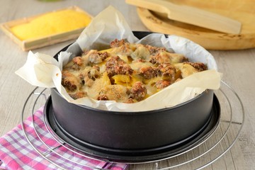 Teglia di polenta pasticciata con salsiccia e formaggio fuso