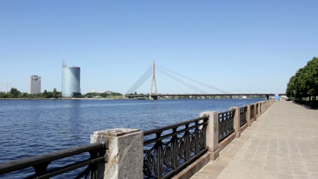 Promenade with views of the bridge