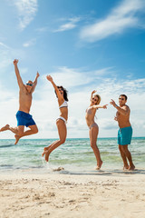 gruppe lachender junger leute am strand im sommer urlaub