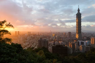Fotobehang Sunset cityscape with Taipei's skyline in Taiwan © tuomaslehtinen
