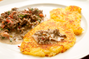 Kartoffelpuffer mit Hackfleischsosse