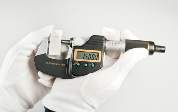 Handhabung einer B&uuml;gelmessschraube