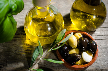 Olivenöl serviert mit grünen und schwarzen Oliven