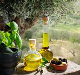 Öliven und Öl serviert im Olivenhain