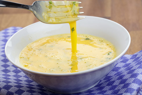 Aufgeschlagene Eier mit Kresse
