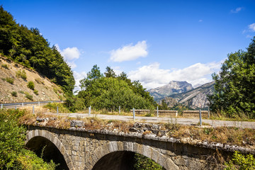 Fototapeta na wymiar Stary most w Picos de Europa, León, Hiszpania