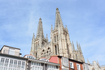 Fototapeta premium Catedral de Burgos sobre los tejados (Camino de Santiago)