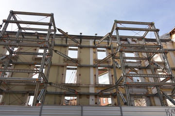 Fachada principal de edificio en ruinas apuntalado (burgos)