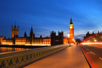 Obraz premium Big Ben tower from the middle of the Westminster bridge in the e