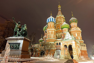 Obraz premium The monument to Minin and Pozharsky in front of the most famous